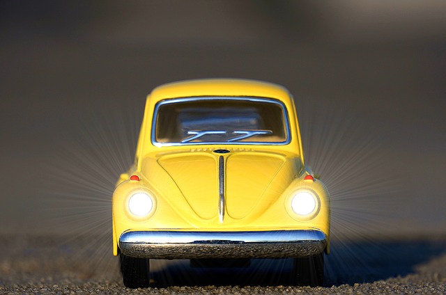 malé žluté autíčko, světla
