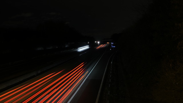 silnice, pruhy červených světel