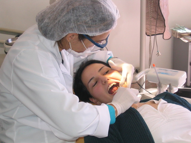 zubařka poskytující péči